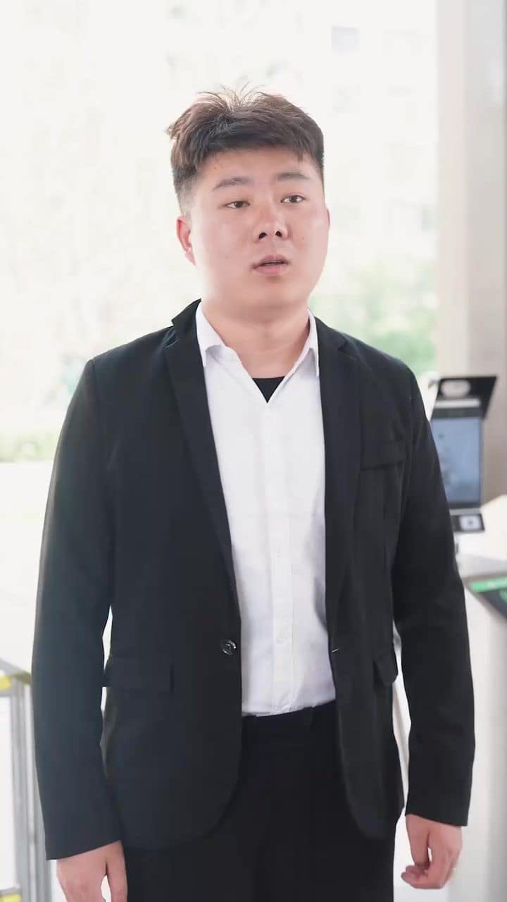 拽妈携崽归来（一胎三宝，神秘爹地竟是大佬）封面